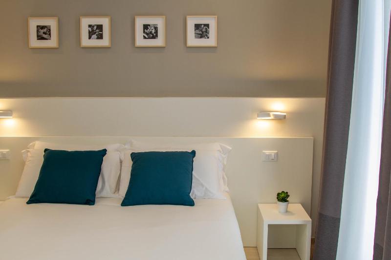 Deluxe Suite with Spa Bath image 3