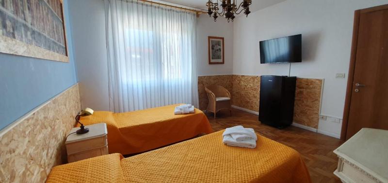 Twin Room with Shared Bathroom image 1