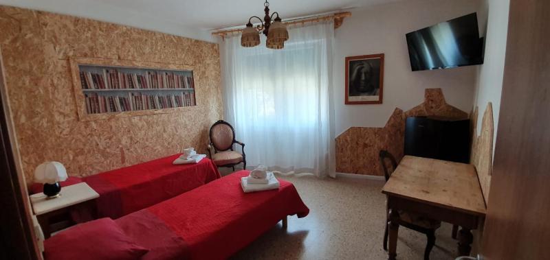 Twin Room with Shared Bathroom image 3