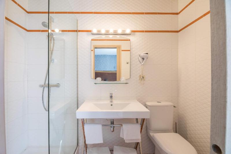 Hôtel Cosmopolitain - image 28