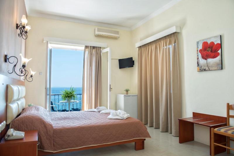 Superior Quadruple Room with Sea View image 1