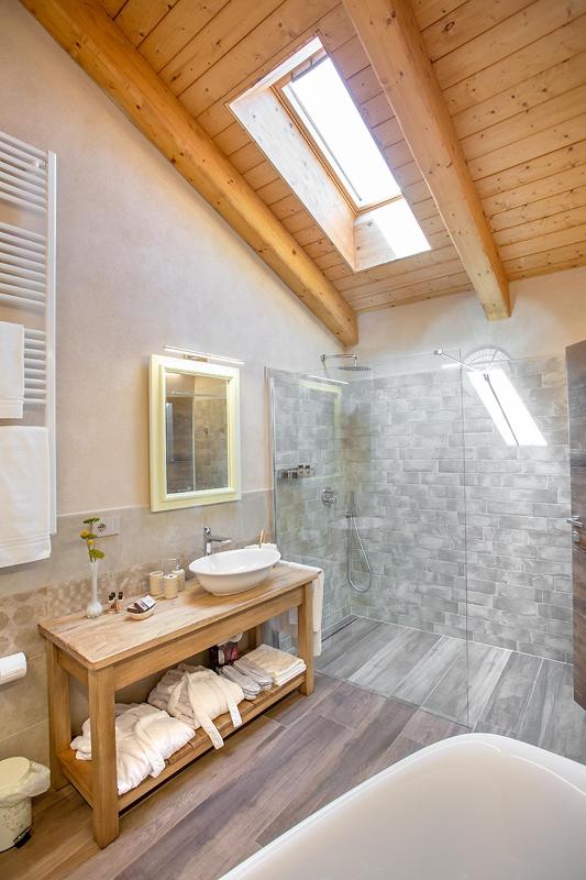 Deluxe Double Room with Balcony image 3