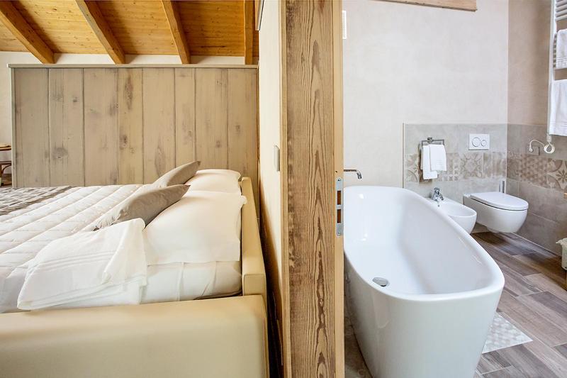Deluxe Double Room with Balcony image 4