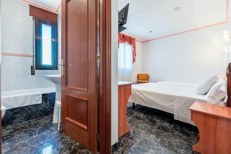 Double Room with Extra Bed image 4