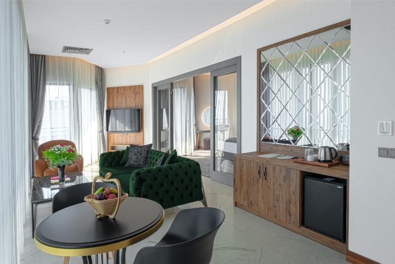 Junior Suite with Ocean View image 3