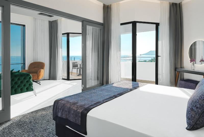 Junior Suite with Ocean View image 2