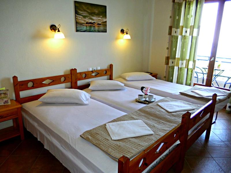 Triple Room with Sea View image 4
