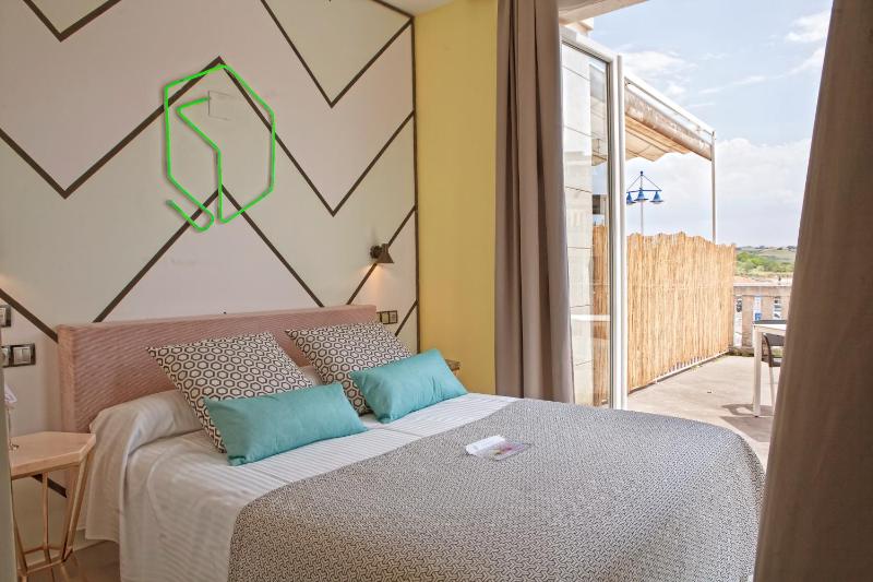 Double Room with Balcony and Sea View image 1