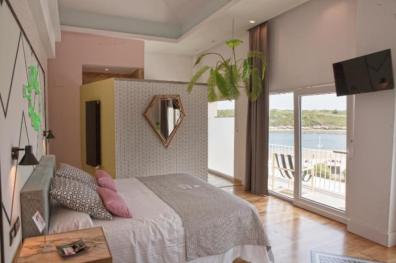 Double Room with Jacuzzi and Balcony with Sea View image 2