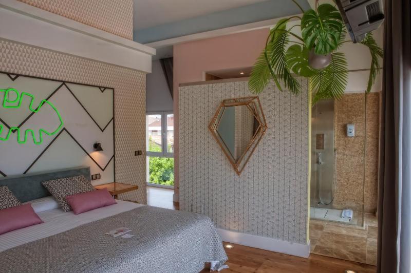 Double Room with Jacuzzi and Balcony with Sea View image 4