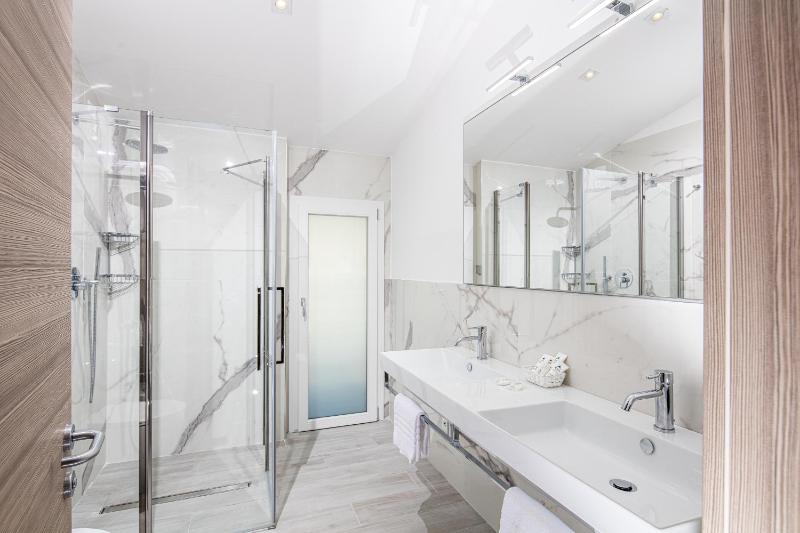 Superior Quadruple Room with Sea View image 4