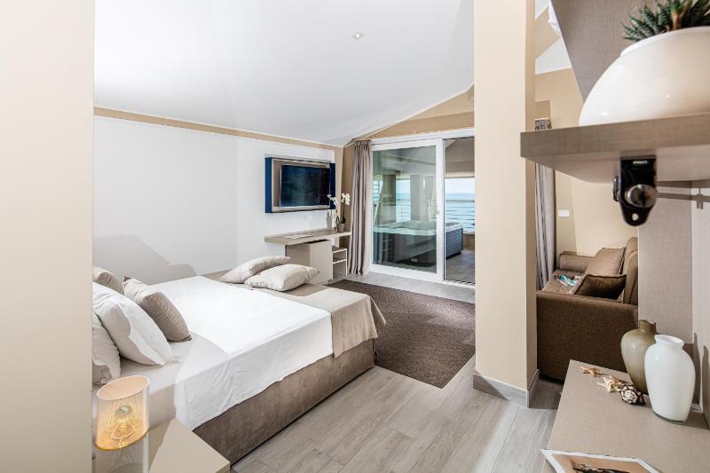 Superior Quadruple Room with Sea View image 3