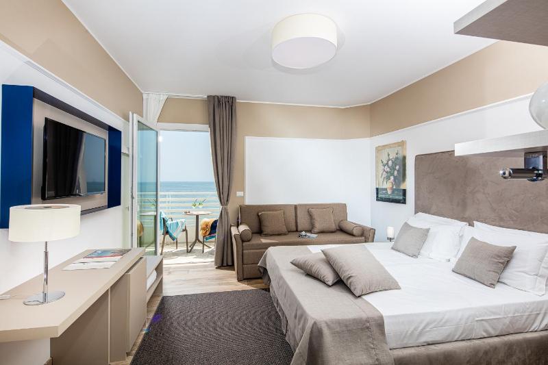 Standard Triple Room with Sea View image 1