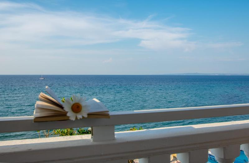 Standard double or twin room, sea view image 2