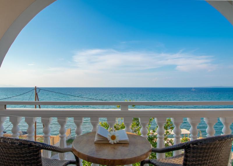 Standard double or twin room, sea view image 4