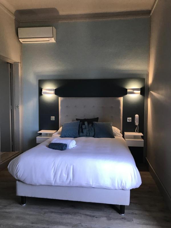 Deluxe Double Room with Balcony and Sea View image 3