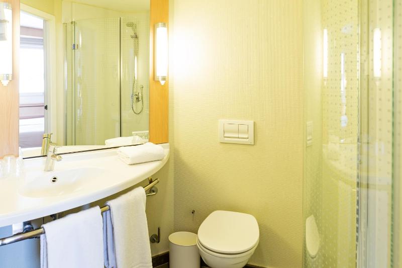 Double Room image 3