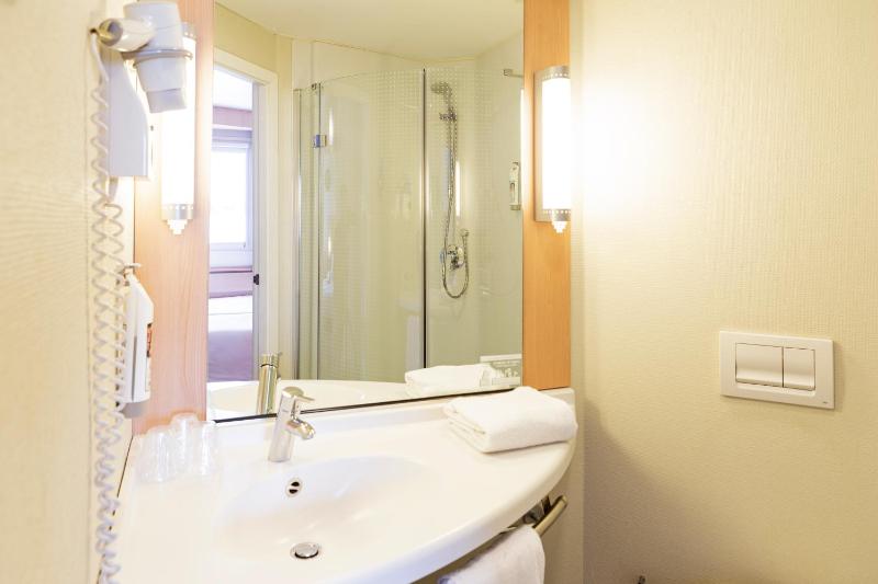 Standard Twin Room image 4