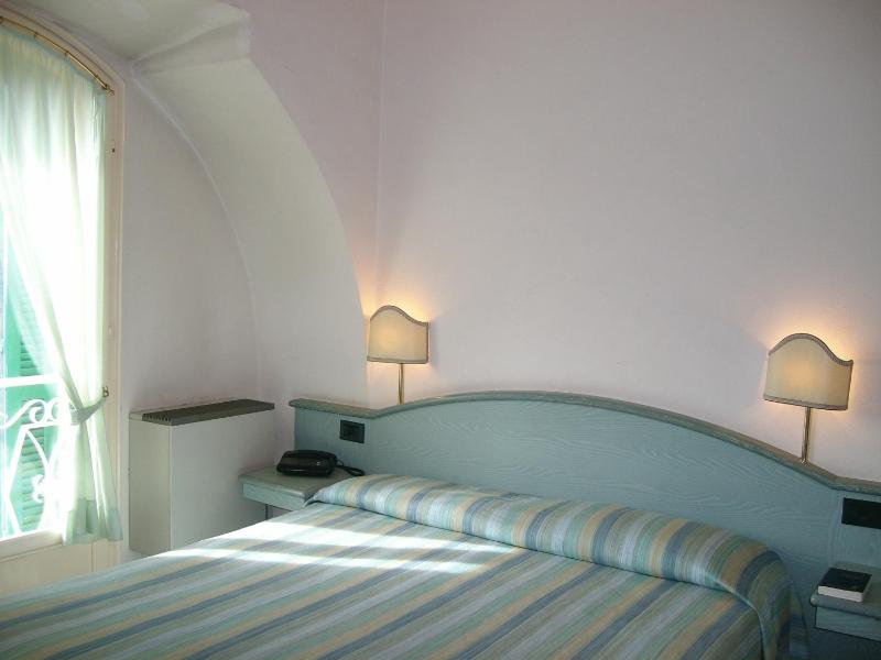 Standard Quadruple Room image 1