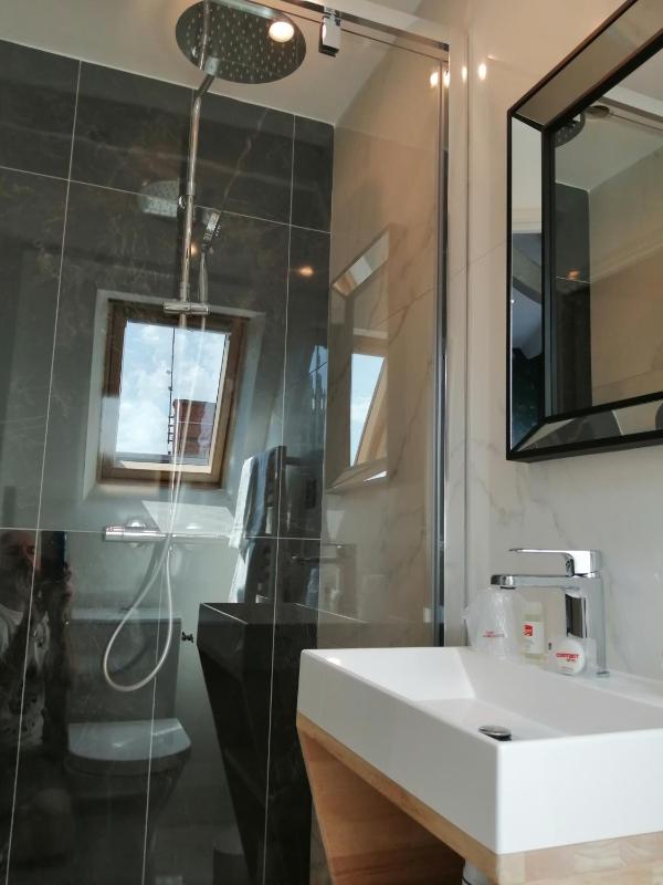 Double or Twin Attic Room - Accessible by stairs only image 4