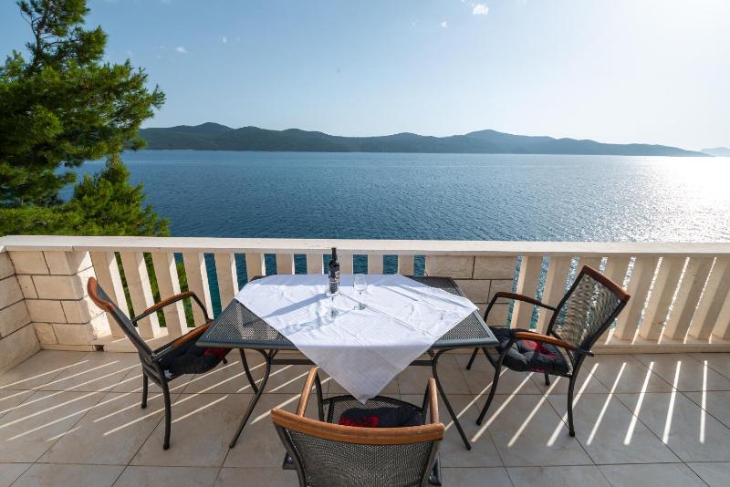 Two-Bedroom Apartment with Balcony and Sea View image 1
