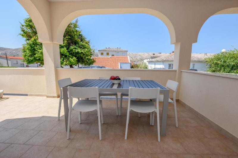 Villa Magena - Modern Apartments in Pag Center - image 2