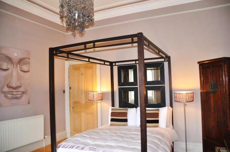 Double Room with Four Poster Bed image 2