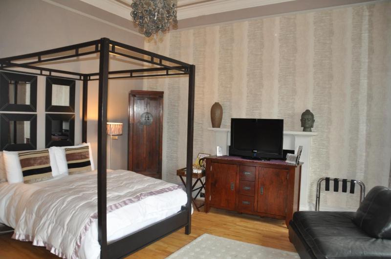 Double Room with Four Poster Bed image 4
