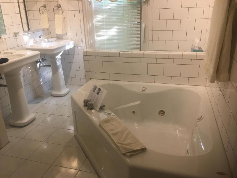 King Suite with Spa Bath with Fireplace image 4