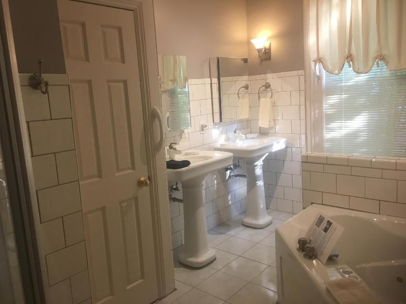 King Suite with Spa Bath with Fireplace image 2