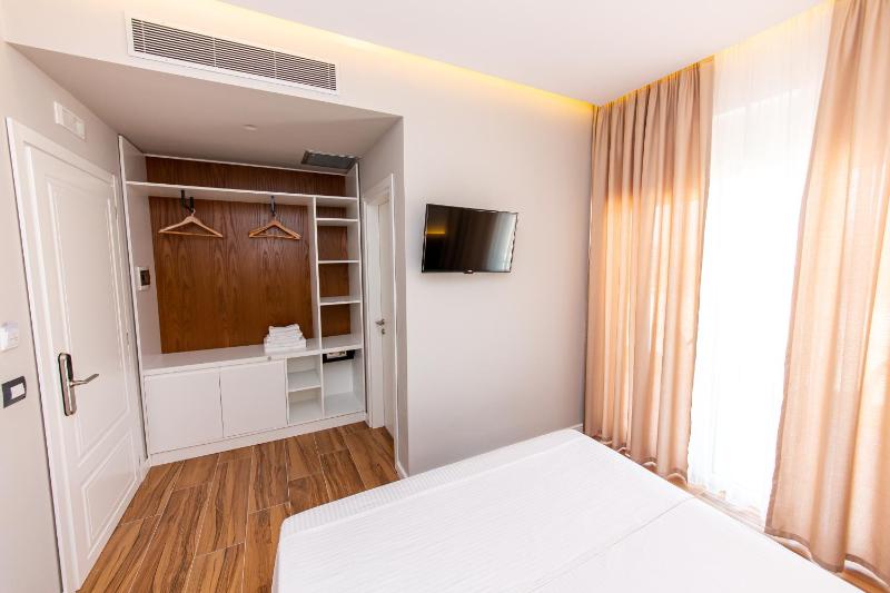Double Room with Balcony image 2