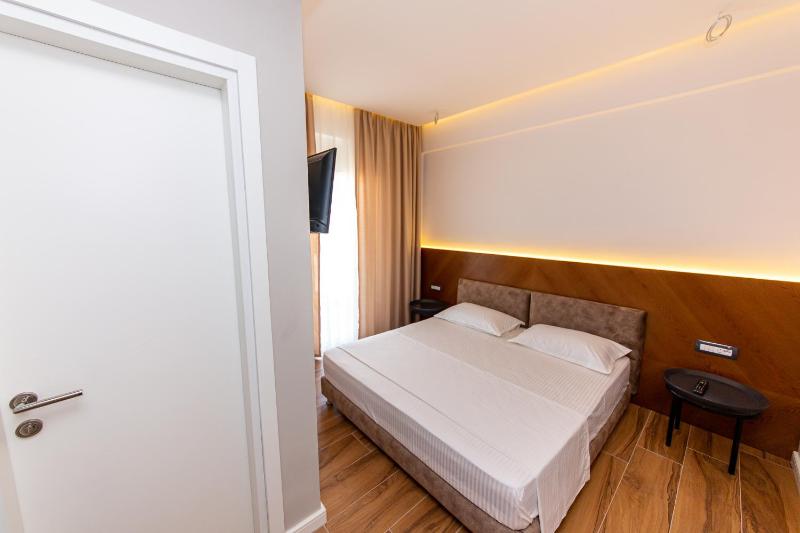Double Room with Balcony image 3