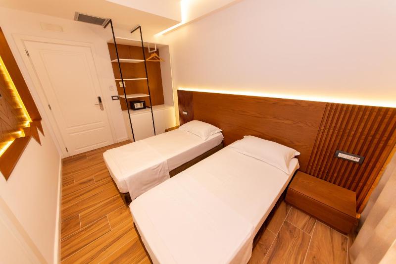 Double or Twin Room with Balcony image 3