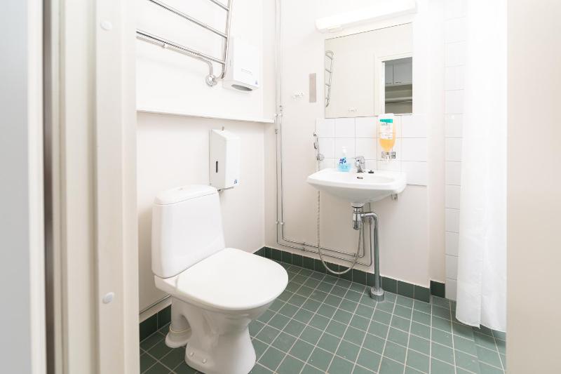 6-Bed Mixed Dormitory Room image 3