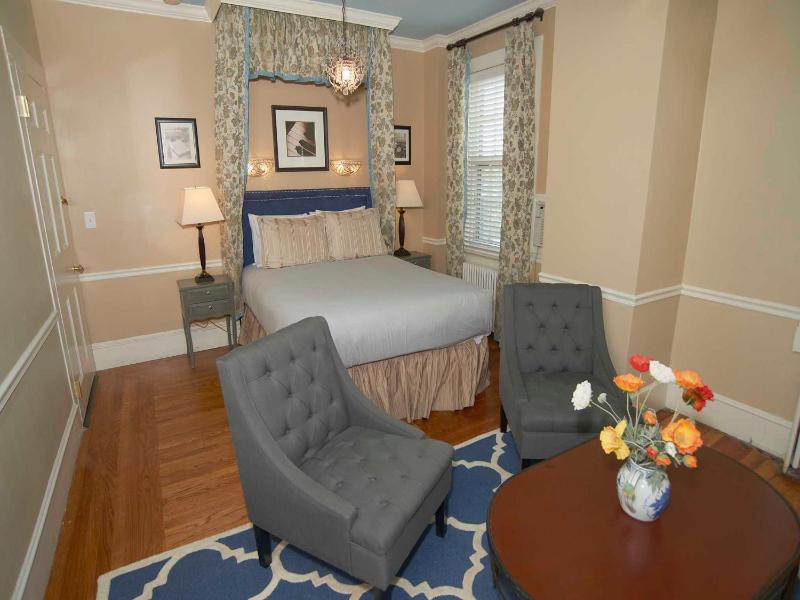 Deluxe King Room image 3