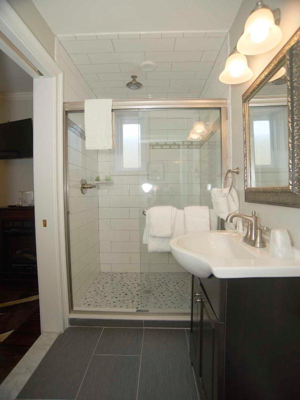 Standard Queen Room image 3