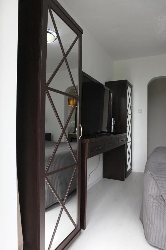 Deluxe Double Room with Balcony image 4