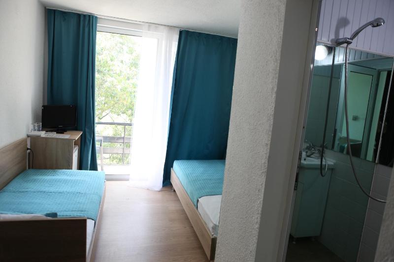 Twin Room with Mountain View image 2