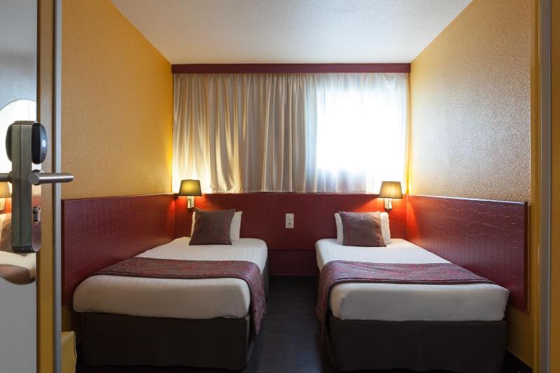 Standard Twin Room image 3