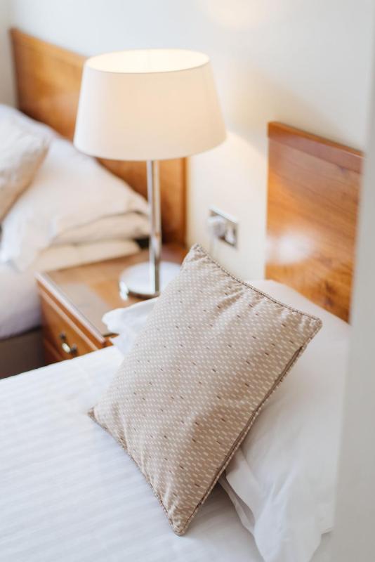 Twin Room image 4