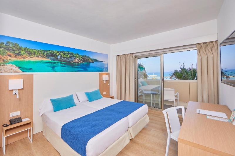 Twin Room with Balcony and Sea View image 1
