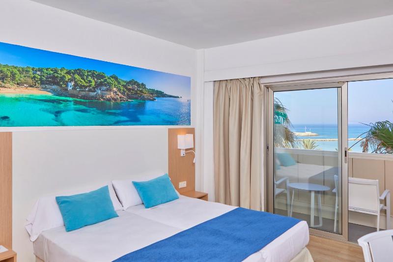 Twin Room with Balcony and Sea View image 4