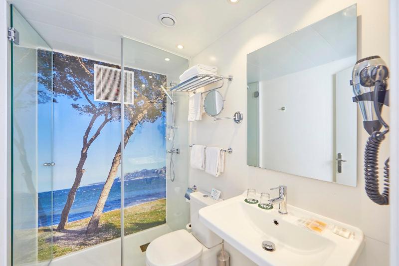 Twin Room with Balcony and Sea View image 2
