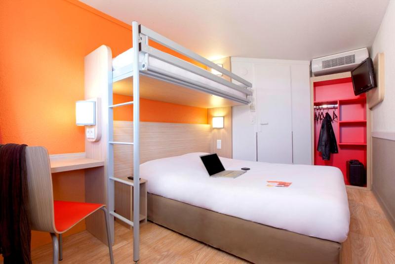 Triple Room (1 Double Bed + 1 Single Bed) image 2