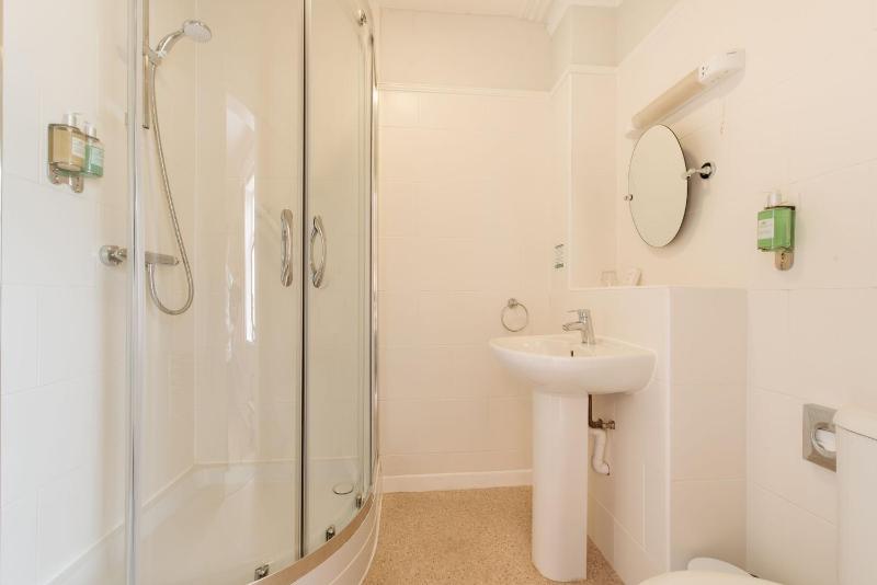 Single Room image 3