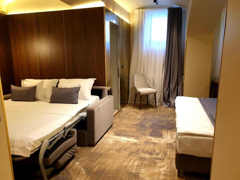 Standard Quadruple Room image 4