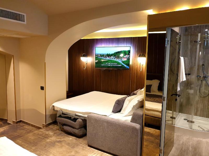 Standard Quadruple Room image 2