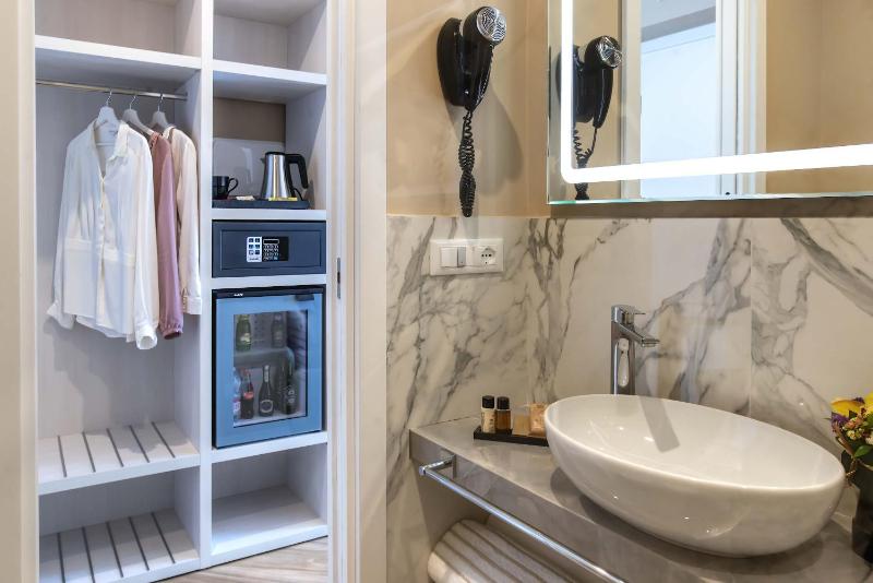 Superior Double Room image 3