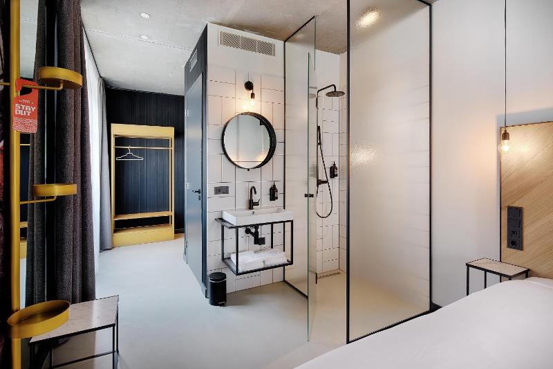 Large Twin Room image 2