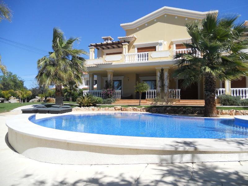Three-Bedroom Villa image 2